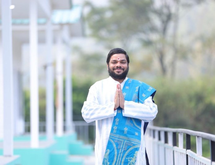 ज्योतिषाचार्य पंडित राकेश चतुर्वेदी से जानिए आज का राशिफल