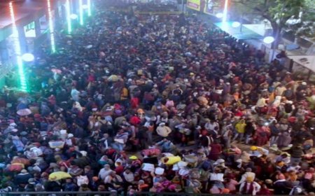 Mahakumbh 2025: स्टेशन पर पैर रखने तक की नहीं है जगह, जगा-जगाकर भेजे जा रहे हैं श्रद्धालु