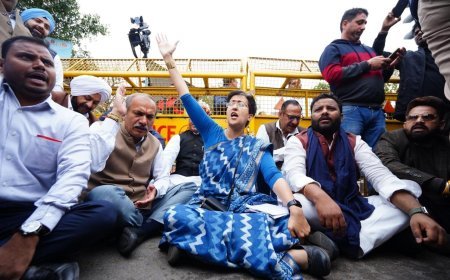 दिल्ली विधानसभा में आप विधायकों की एंट्री पर रोक, आतिशी धरने पर बैठी