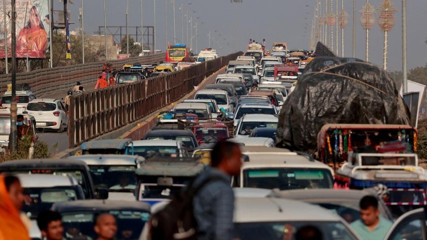 Mahakumbh 2025: महाकुंभ में फिर से जाम, सीएम का आदेश सड़क पर उतरे अधिकारी
