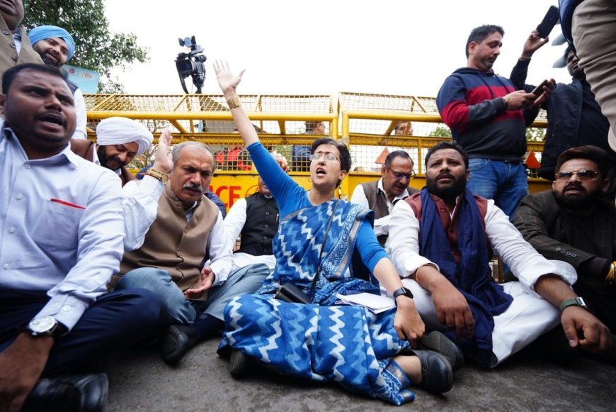 दिल्ली विधानसभा में आप विधायकों की एंट्री पर रोक, आतिशी धरने पर बैठी
