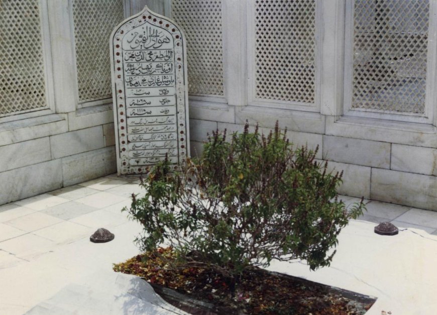 Aurangzeb Makbara: औरंगजेब के मकबरा को हटाने के लिए बजरंग दल और VHP ने दी सरकार को चेतावनी, वरना करेंगे