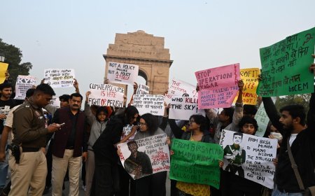 दिल्ली के इंडिया गेट पर प्रदूषण विरोधी प्रदर्शन में माडवी हिडमा के पोस्टर लहराए, पुलिस से झड़प