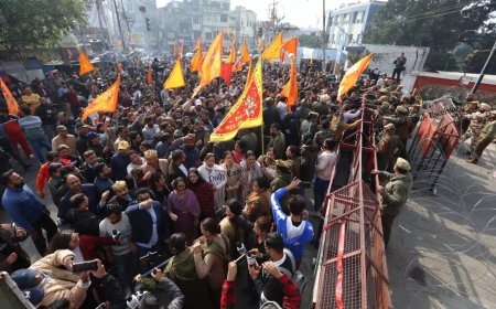 IPL 2026 को लेकर विवाद: हरिद्वार में साधु-संतों ने बांग्लादेशी क्रिकेटरों का किया खुला विरोध