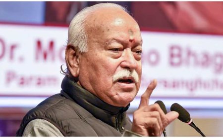 छत्तीसगढ़ दौरे पर RSS प्रमुख मोहन भागवत, हिंदू सम्मेलन में सीएम विष्णु देव साय दिखे नोट्स लेते