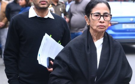 SIR के खिलाफ ममता बनर्जी , काली शॉल पहनकर चुनाव आयोग पहुंचीं