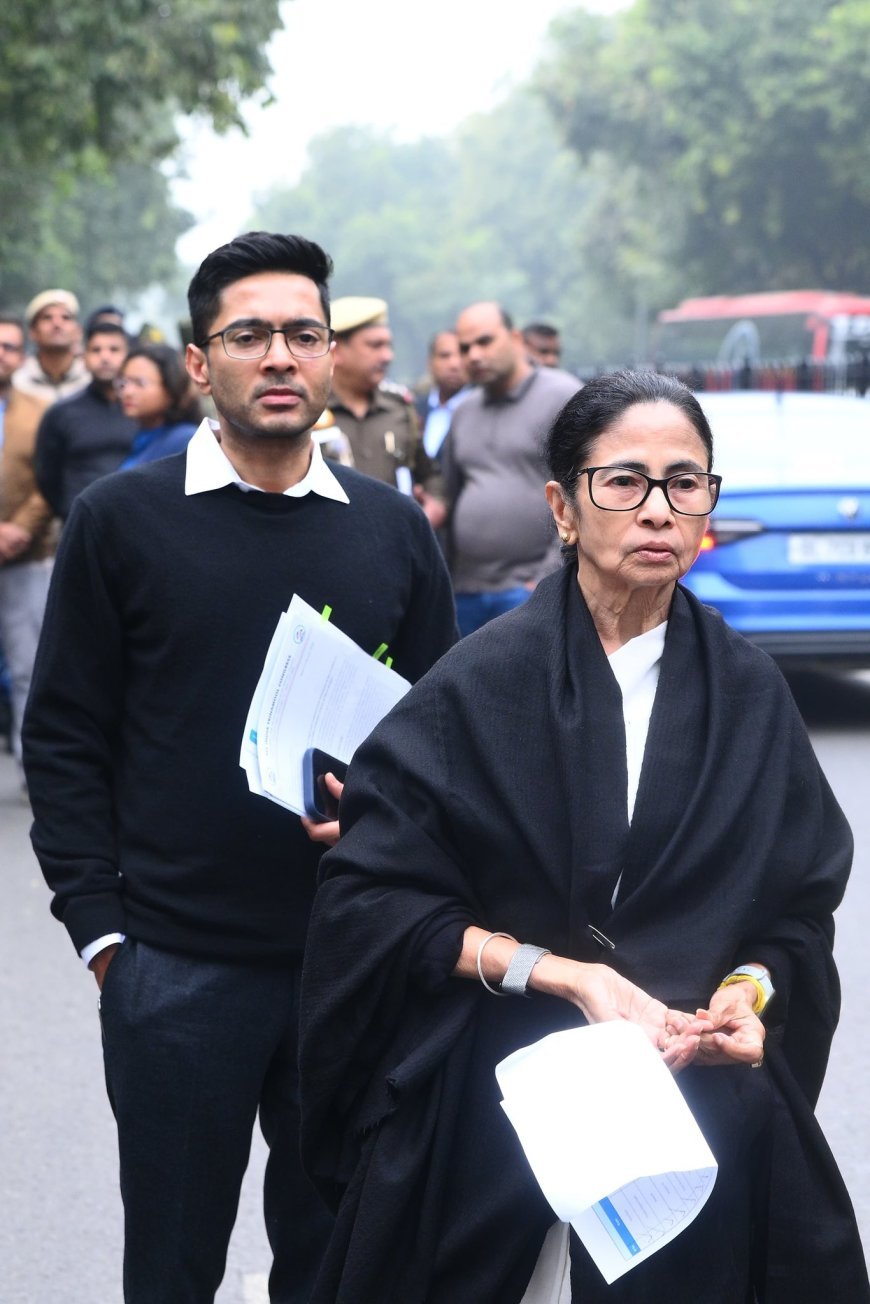 SIR के खिलाफ ममता बनर्जी , काली शॉल पहनकर चुनाव आयोग पहुंचीं